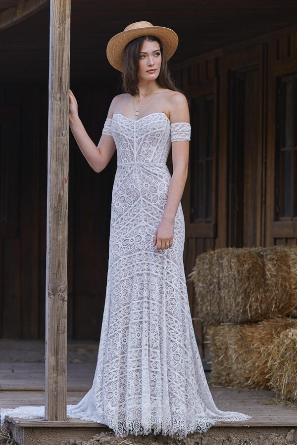 Braut mit figurbetonten Brautkleid boho