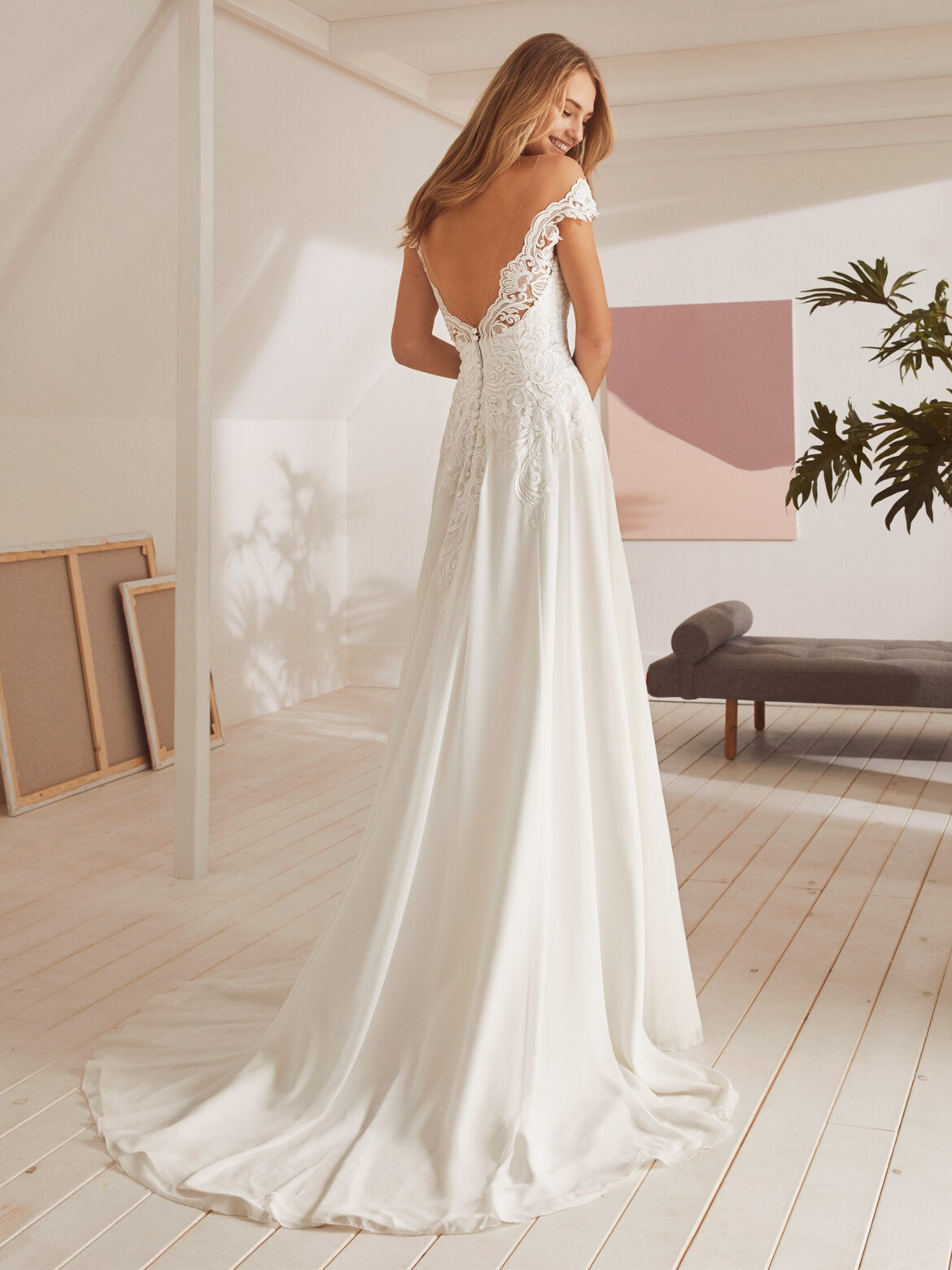 Brautkleid Hochzeitsblume seitliche Träger Tattoo Spitze ALinie Crepe