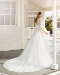 Brautkleid A-Linie Prinzessin mit Langarm V-Neck V-Ausschnitt und Spitzenärmeln Brautmode Region38