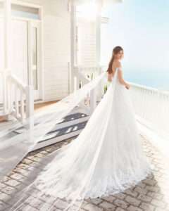 Brautkleid Prinzessin mit Schulterschleppe doppelter Spitzenlage Brautmode Hildesheim