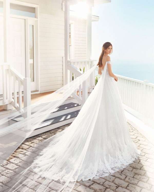 Brautkleid Prinzessin mit Schulterschleppe doppelter Spitzenlage Brautmode Hildesheim