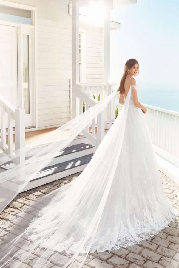 Brautkleid Prinzessin mit Schulterschleppe doppelter Spitzenlage Brautmode Hildesheim