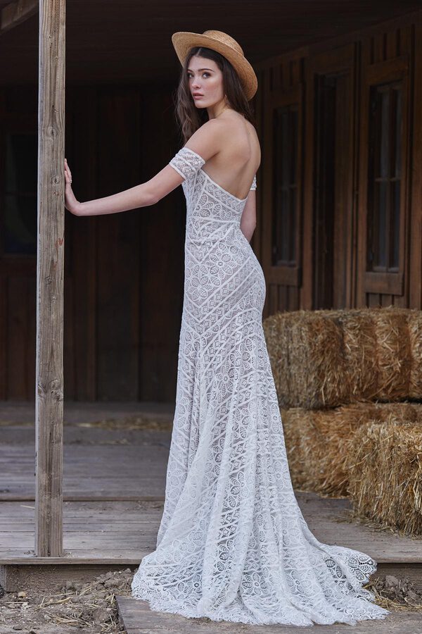 Brautkleid boho Braut mit Cowboyhut