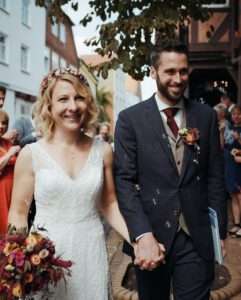 Braut mit Brautkleid aus Hochzeitsblume und Bräutigam