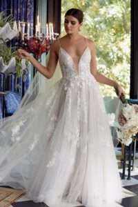 Brautkleid moderne Prinzessin mit tiefem Ausschnitt floraler Spitze Hochzeitskleid Helmstedt