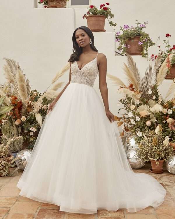 Brautkleid moderne Prinzessin schlichter Rock mit Spitzenoberteil Spaghettiträger Brautmode Wolfsburg