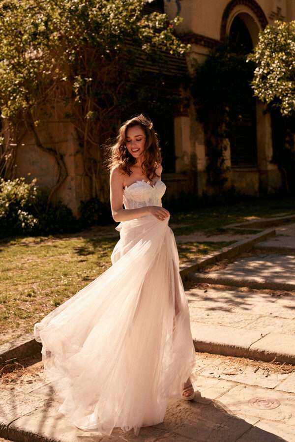 Korsagenkleid mit Schlitz Brautkleid mit Blumen moderne Prinzessin Brautmode Braunschweig Hochzeitsblume
