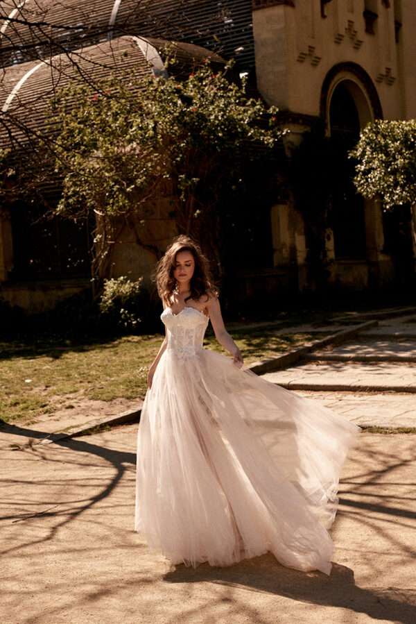 Korsagenkleid mit Schlitz Brautkleid mit Blumen moderne Prinzessin Brautmode Salzgitter Hochzeitsblume